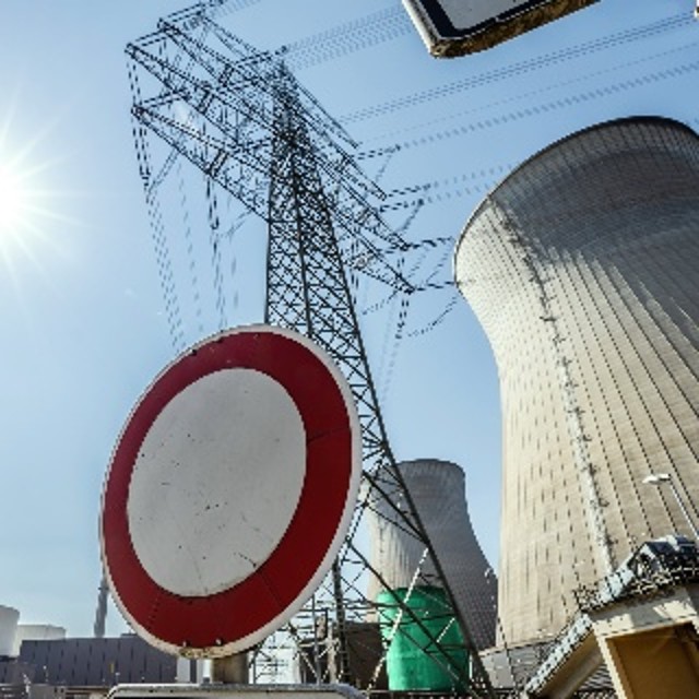 Ein Stoppschild vor einem Atomkraftwerk