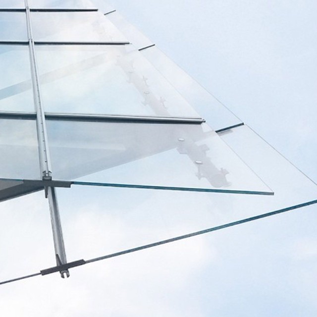 Blick nach oben auf Glasfassade: Die LBBW ist stark in der Gewerblichen Immobilienfinanzierung    