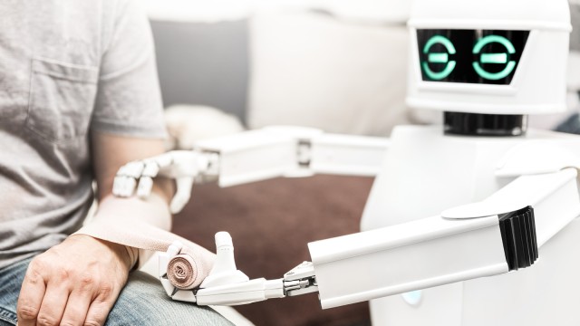 Ein Assistenz Medizin Serviceroboter verarztet den Arm eines Mannes