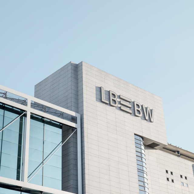 LBBW-Gebäude mit LBBW-Logo 