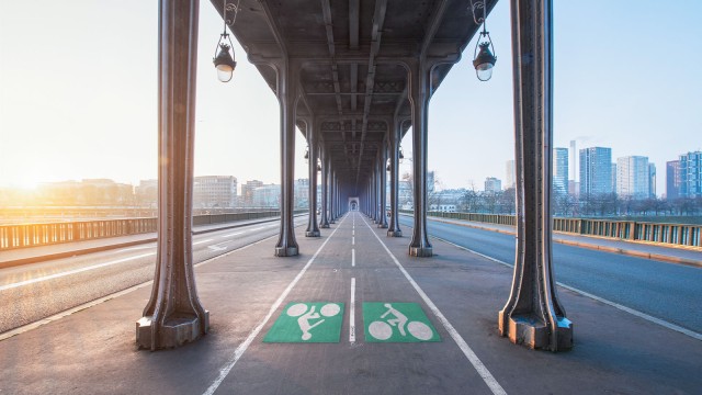 Moderner Fahrradweg mit Perspektive in Paris