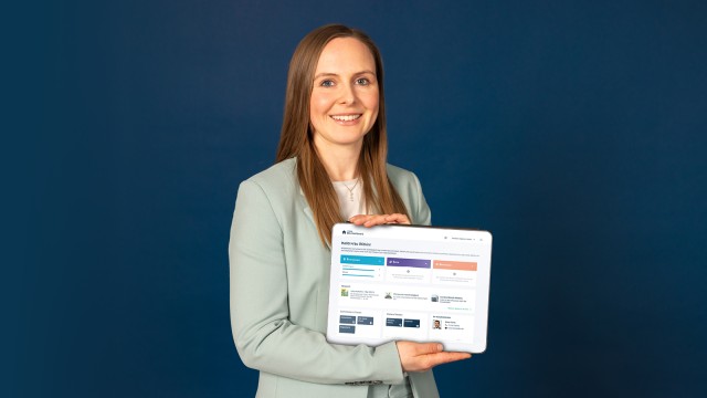 Elena Kneer hält ein Tablet in den Händen mit einem ESG Dashboard Beispiel