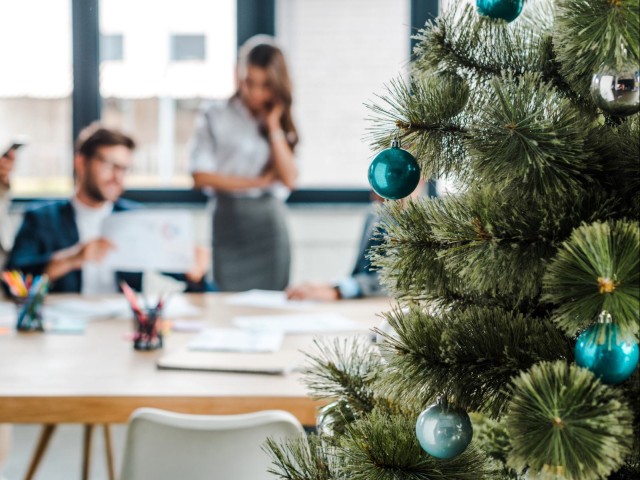 Weihnachtsbaum Mitarbeiter im B&uuml;ro