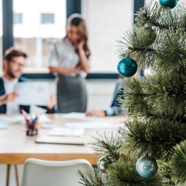Weihnachtsbaum Mitarbeiter im B&uuml;ro