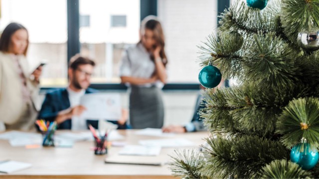 Weihnachtsbaum Mitarbeiter im B&uuml;ro