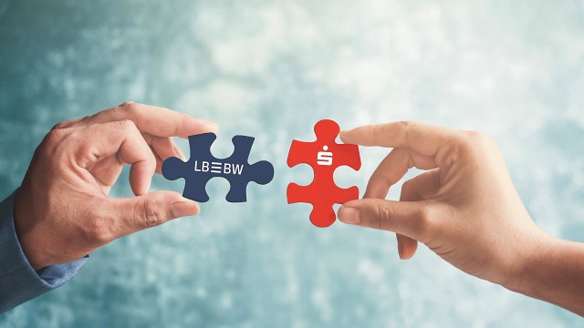 H&auml;nde mit Puzzleteile verbinden LBBW und Sparkasse