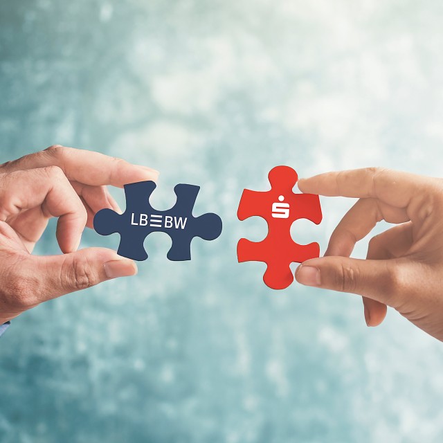 H&auml;nde mit Puzzleteile verbinden LBBW und Sparkasse