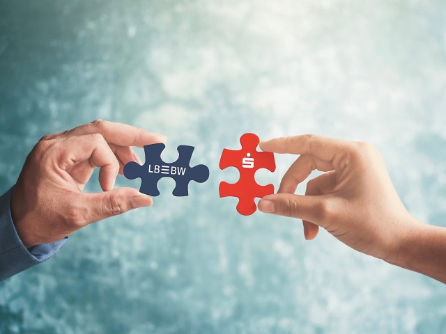 H&auml;nde mit Puzzleteile verbinden LBBW und Sparkasse