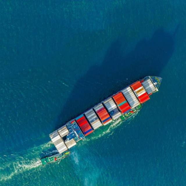 Ein Containerschiff fährt auf dem Meer