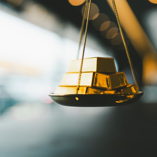 Godbarren auf einer Waage Goldpreis