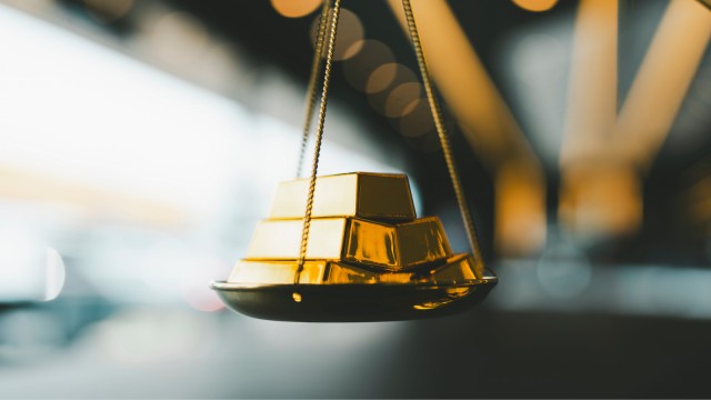 Godbarren auf einer Waage Goldpreis