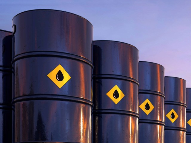 &Ouml;lf&auml;sser in industrieller Umgebung unter Sonnenuntergangshimmel