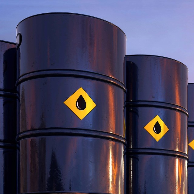 &Ouml;lf&auml;sser in industrieller Umgebung unter Sonnenuntergangshimmel