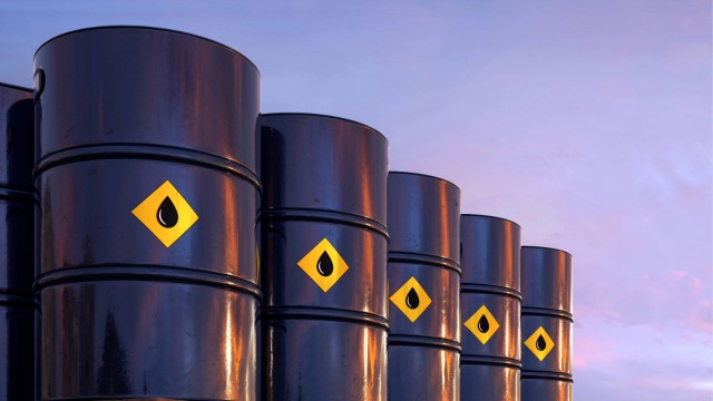 &Ouml;lf&auml;sser in industrieller Umgebung unter Sonnenuntergangshimmel