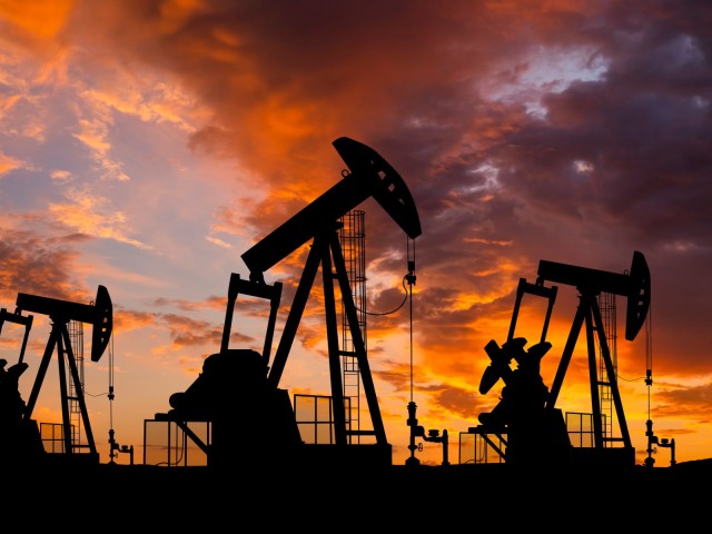 &Ouml;lfeld mit Bohrinseln und Pumpen bei Sonnenuntergang