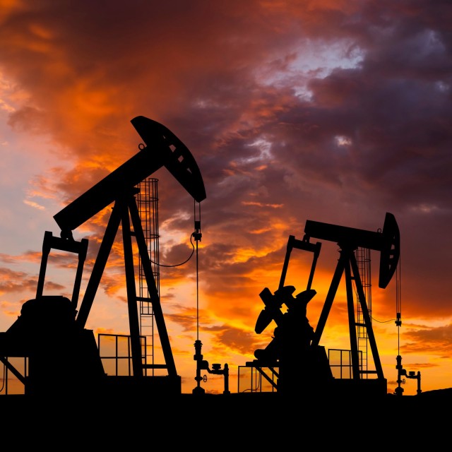 &Ouml;lfeld mit Bohrinseln und Pumpen bei Sonnenuntergang