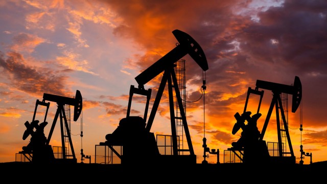 &Ouml;lfeld mit Bohrinseln und Pumpen bei Sonnenuntergang