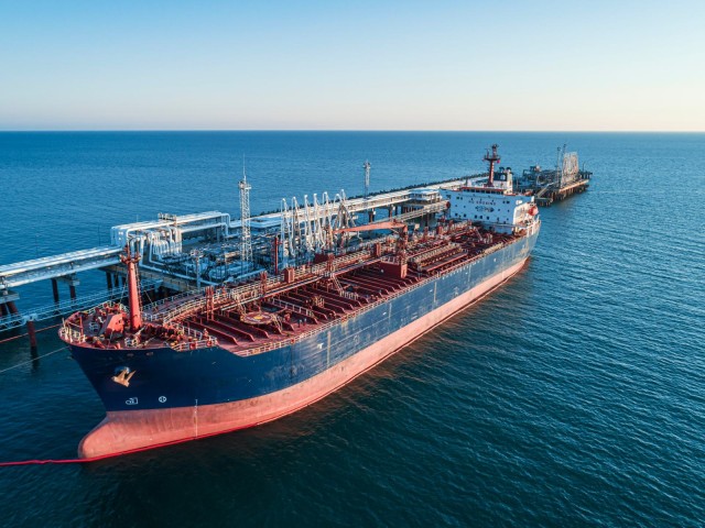 Luftaufnahme eines gro&szlig;en &Ouml;ltankers, der an einem Pier im Hafen