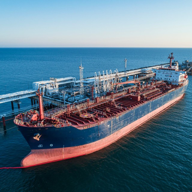 Luftaufnahme eines gro&szlig;en &Ouml;ltankers, der an einem Pier im Hafen