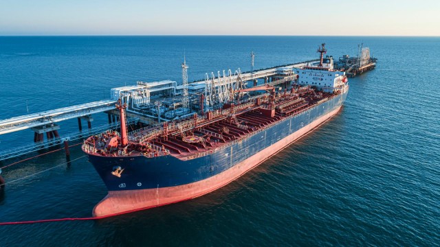 Luftaufnahme eines gro&szlig;en &Ouml;ltankers, der an einem Pier im Hafen