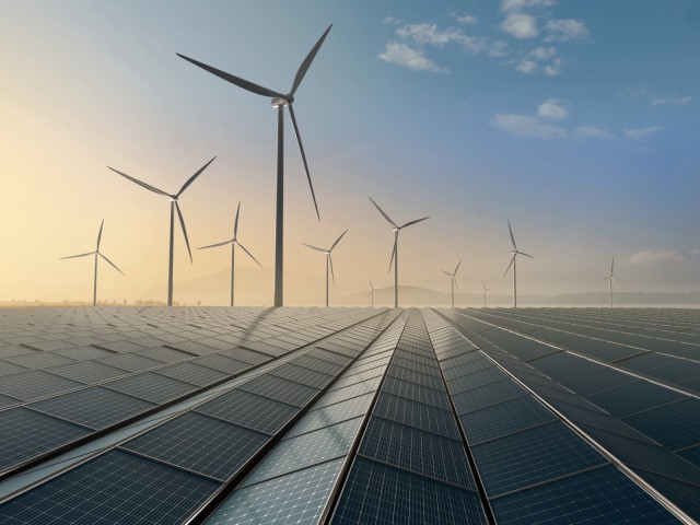 Sonnenkollektoren und Windr&auml;dern bei Sonnenaufgang