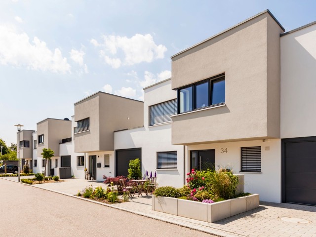 Neubaugebiet mit Vorgarten