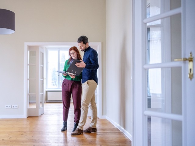 Mann und Frau besichtigne eine Wohnung