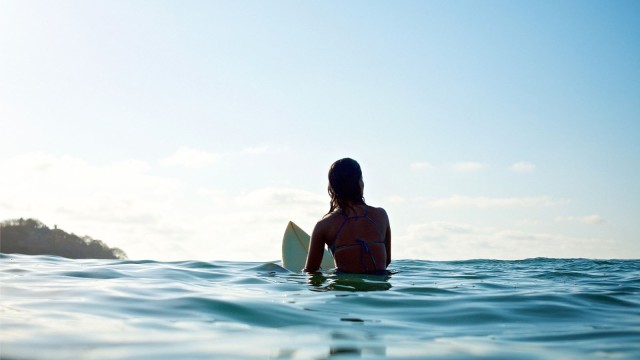 Frau im Wasser auf Surfbrett