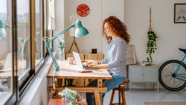 Frau im modernen Homeoffice