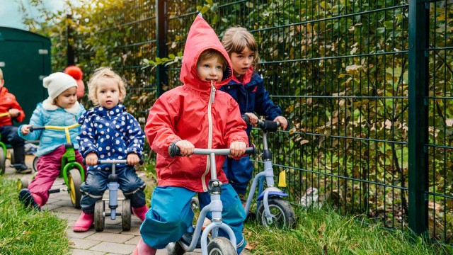 Kinder auf Dreirädern