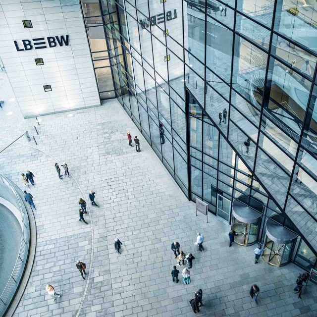 Blick von oben auf den LBBW-Eingang am Hauptsitz Stuttgart 