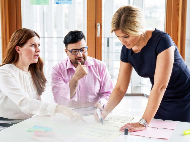 Kollegen arbeiten zusammen an einem Projekt