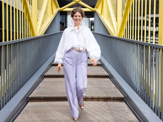 Katharina von Württemberg auf der Brücke zum LBBW-Hauptsitz in Stuttgart