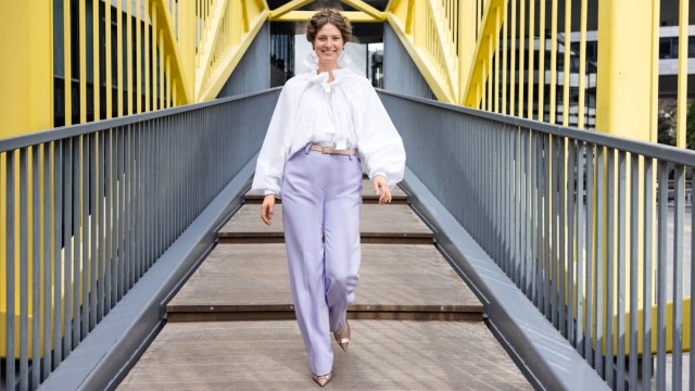 Katharina von Württemberg auf der Brücke zum LBBW-Hauptsitz in Stuttgart