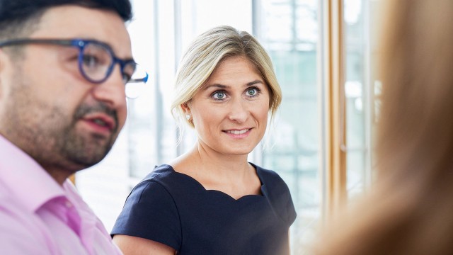 Frau und Mann in Nahaufnahme im Büro