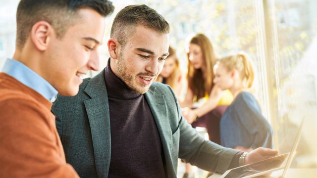 Zwei junge Männer bei Projektarbeit