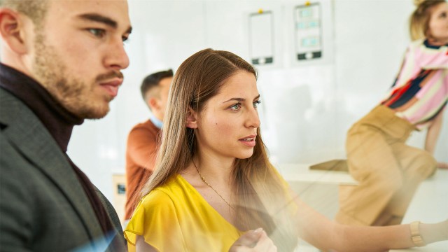 Junger Mann und junge Frau bei Projektarbeit