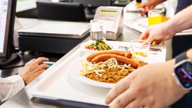 Teller mit Essen auf Tablett