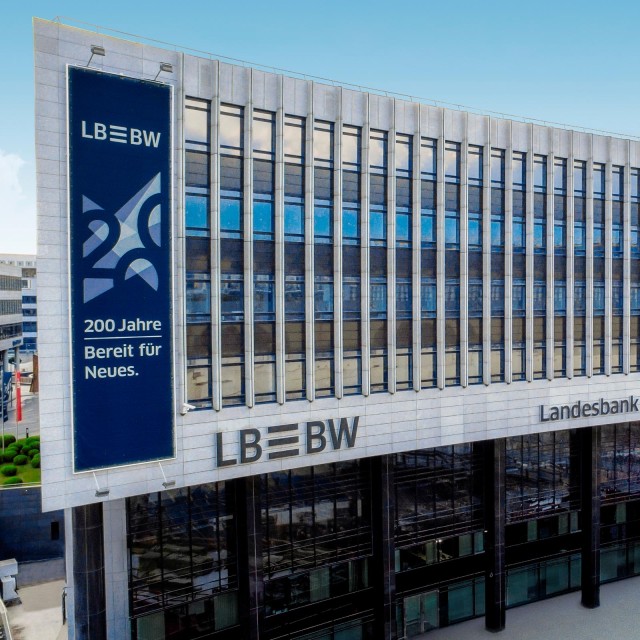 LBBW Hauptgebäude als Tagaufnahme per Drohne 