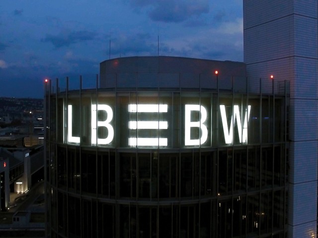 LBBW als nächtliche Leuchtreklame am Hauptgebäude 