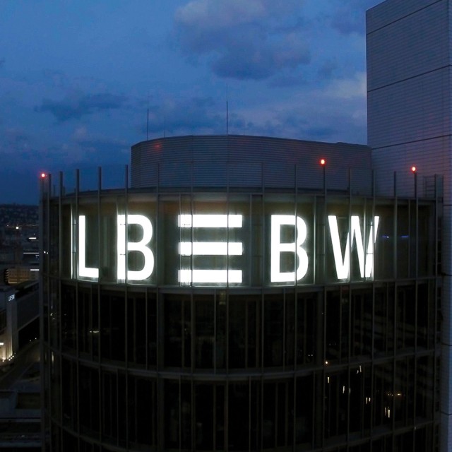 LBBW als nächtliche Leuchtreklame am Hauptgebäude 