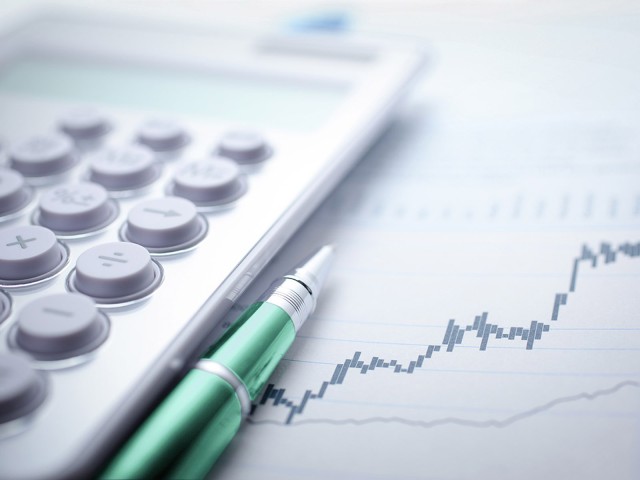 Stift und Taschenrechner mit Daten