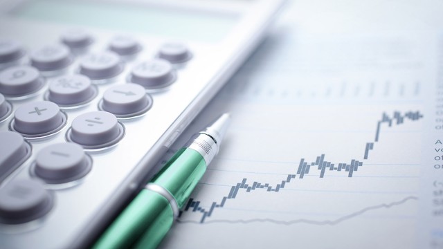 Stift und Taschenrechner mit Daten