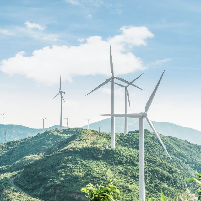 Nachhaltigkeit im Einsatz: Windräder auf Hügelkuppen