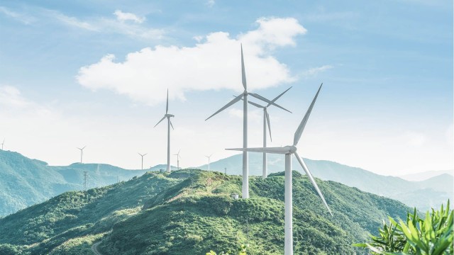 Nachhaltigkeit im Einsatz: Windr&auml;der auf H&uuml;gelkuppen