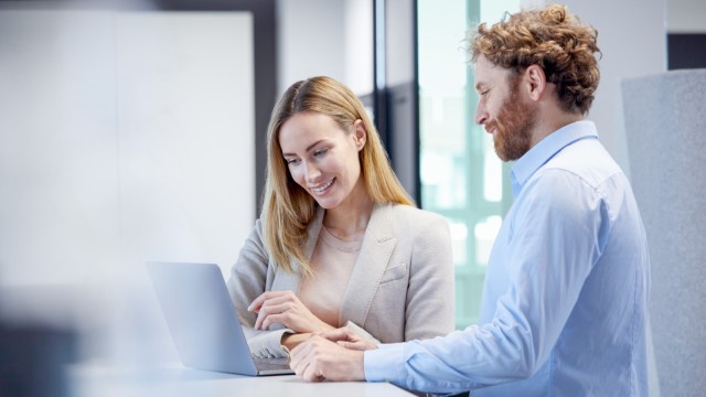 Mann und Frau in Beratungssituation vor Laptop