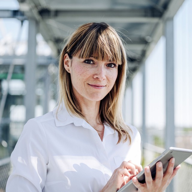 Frau mit Tablet