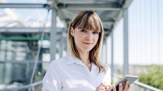 Frau mit Tablet