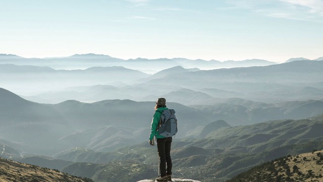 Wanderer vor gebirgiger Landschaft