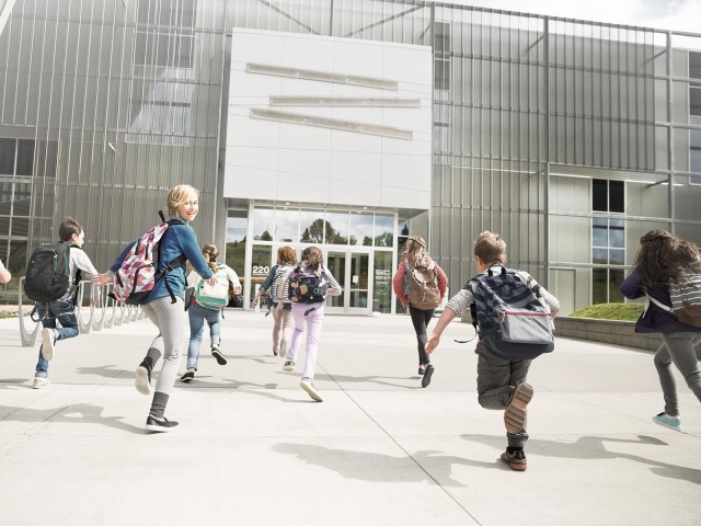 Schüler eilen in die Schule